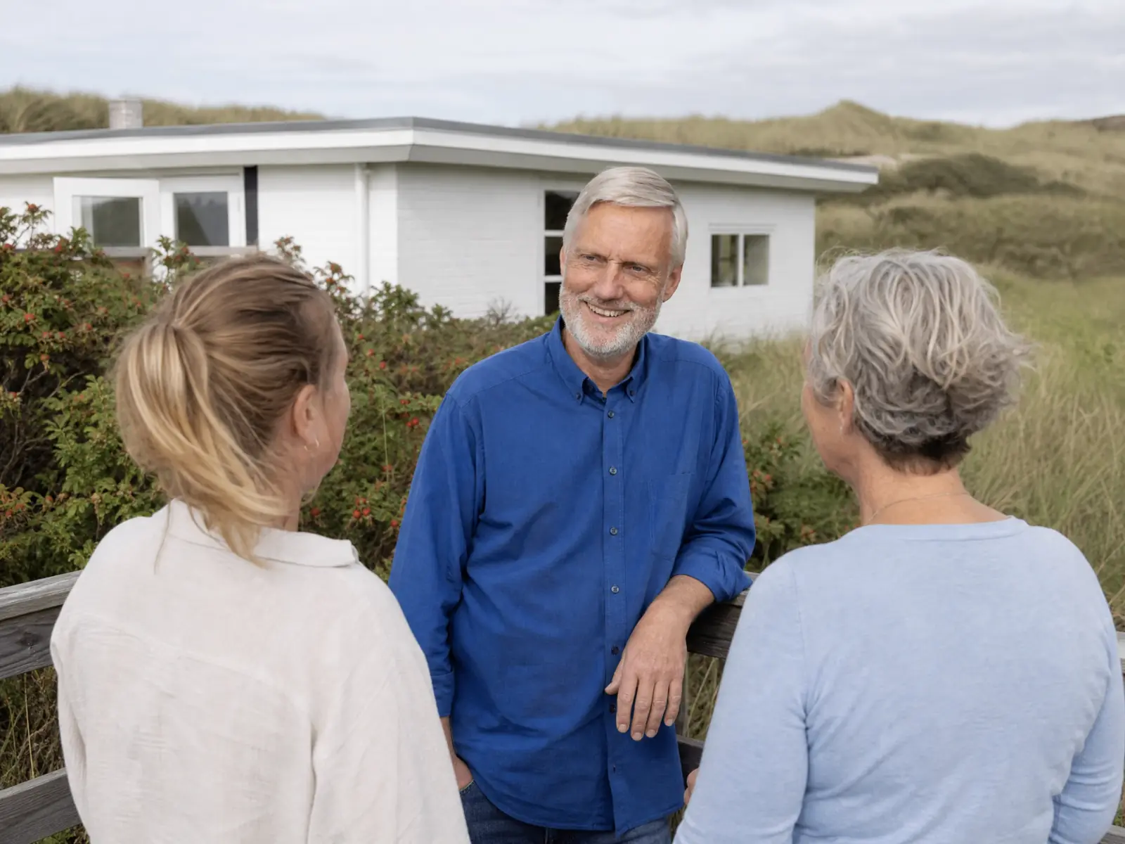 Norbert Struck im Gespräch mit Seminarteilnehmern vor dem Dünenhaus auf Sylt